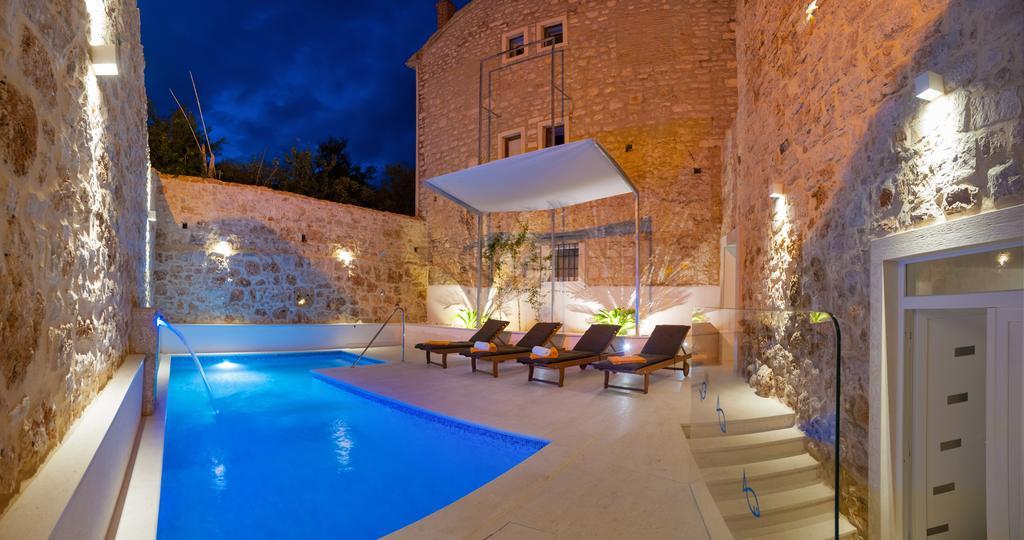 Villa Majestic With Heated Pool And Rooftop Terrace Bol Quarto foto